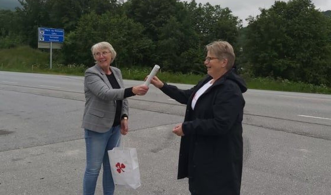 Britt May Hollås overleverte stafettpinnen til Kari Moe. Britt May Hollås overleverte stafettpinnen til Kari Moe.
