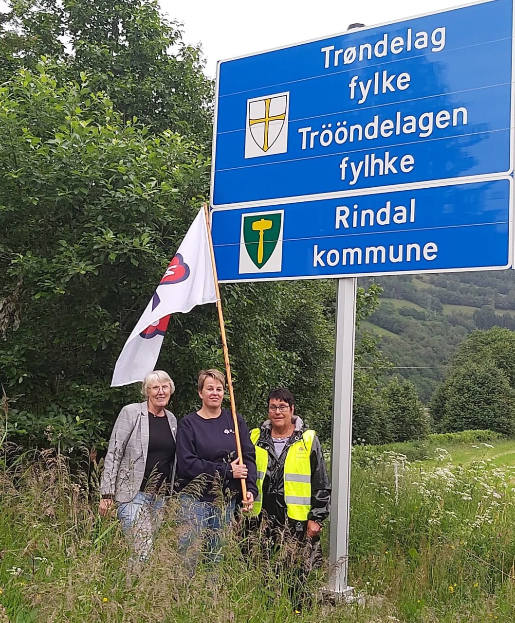 May Britt Hollås, leder i Surnadal sanitetsforening, Elinor Bolme, fylkesleder i NKS Møre og Romsdal, og Solveig Fosseide, leder i Rindal sanitetsforening. May Britt Hollås, leder i Surnadal sanitetsforening, Elinor Bolme, fylkesleder i NKS Møre og Romsdal, og Solveig Fosseide, leder i Rindal sanitetsforening.