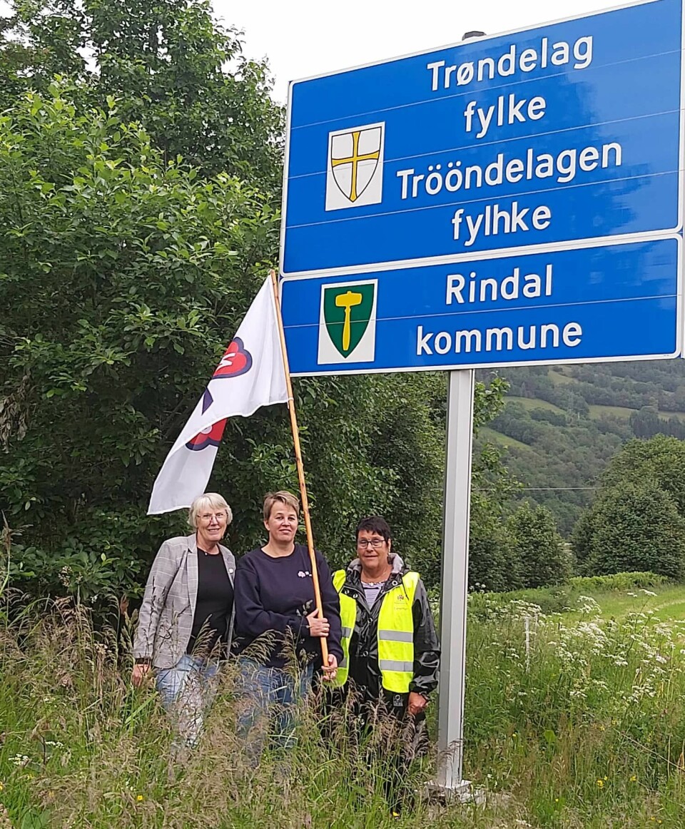 May Britt Hollås, leder i Surnadal sanitetsforening, Elinor Bolme, fylkesleder i NKS Møre og Romsdal, og Solveig Fosseide, leder i Rindal sanitetsforening.
