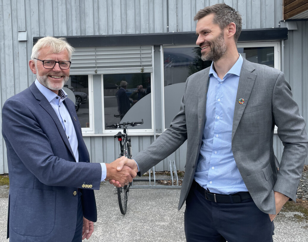 Sigmund Aandstad (t.h.) takker av sin forgjenger som administrerende direktør i Pipelife, Kjell Johan Larsen. Larsen gikk fredag av med pensjon. Sigmund Aandstad (t.h.) takker av sin forgjenger som administrerende direktør i Pipelife, Kjell Johan Larsen. Larsen gikk fredag av med pensjon.