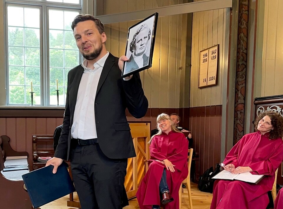 Erik Rosenius viser foto av ein forfeder, kjente Carl Olof Rosenius.