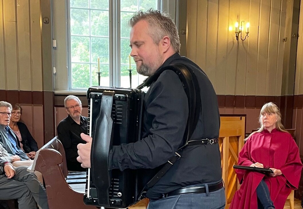 Organist Ronny Kjøsen spelar trekkspel. Organist Ronny Kjøsen spelar trekkspel.