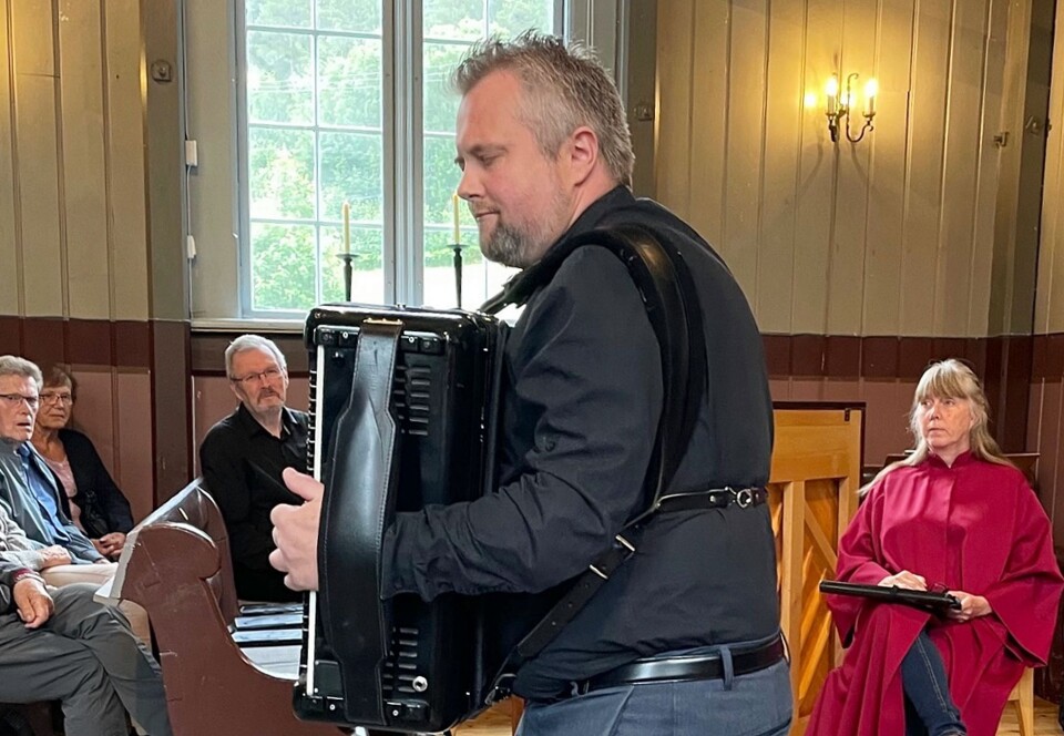 Organist Ronny Kjøsen spelar trekkspel.