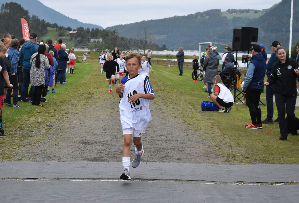 Niklas Holten (8) løp fra alle i Miniræta Niklas Holten (8) løp fra alle i Miniræta