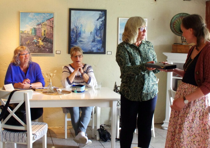 Som gave frå kunstlaget fekk Synøve eit par strikkavåttar i rindalsmønster. Som gave frå kunstlaget fekk Synøve eit par strikkavåttar i rindalsmønster.