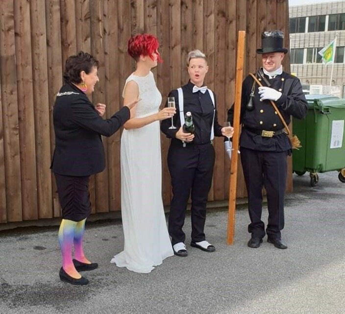 Marie Elise er feier og hadde med en staselig kollega i årgangshabitt Marie Elise er feier og hadde med en staselig kollega i årgangshabitt