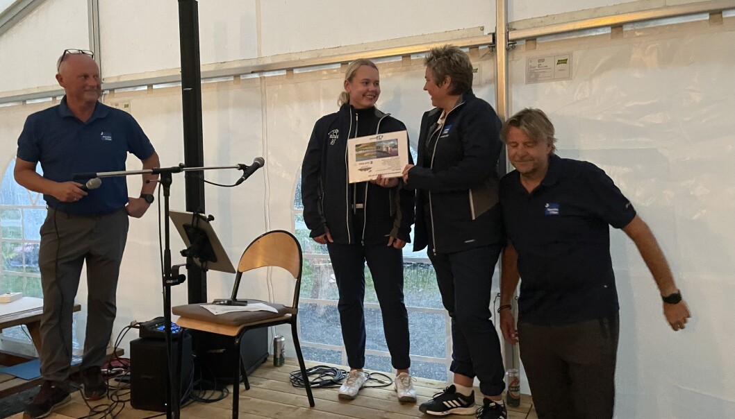 Knut Haugen (t.v.) og Tor Oterhals (t.h.) har her nettopp delt ut førstepremien til Ragnhild og Heid Snekvik. Knut Haugen (t.v.) og Tor Oterhals (t.h.) har her nettopp delt ut førstepremien til Ragnhild og Heid Snekvik.