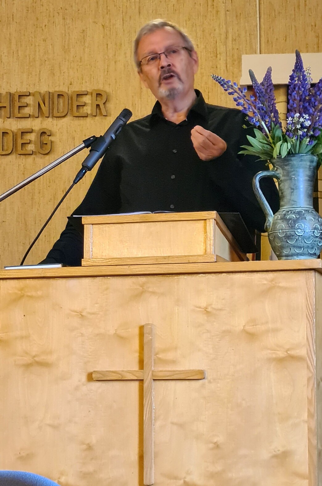 Bernt G. Bøe i Rindal Menighetshus. Bernt G. Bøe i Rindal Menighetshus.