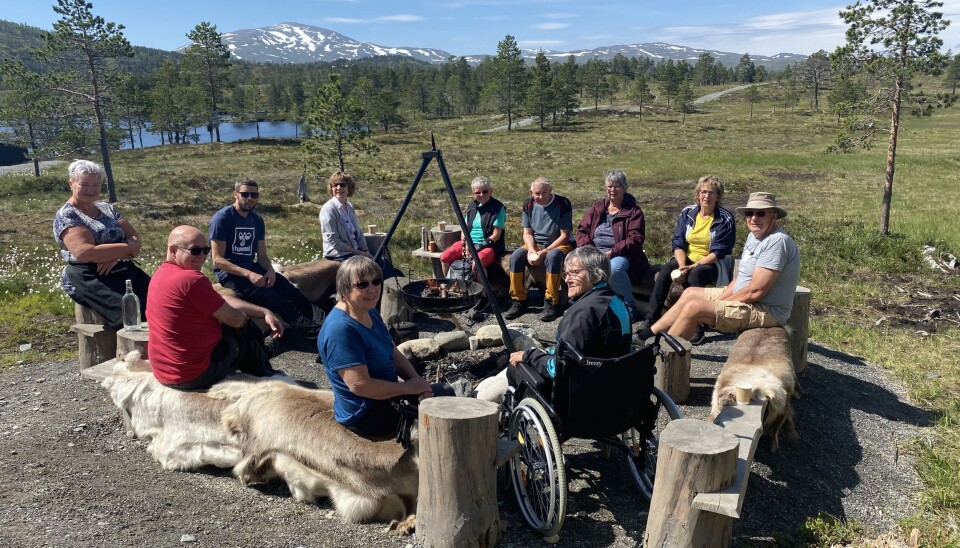 Samling rundt bålpannna i flott norsk natur