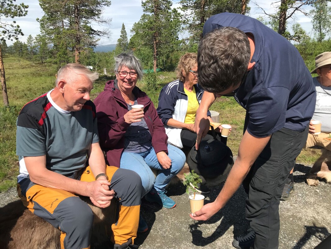 Kaffe fra svartkjel med eier i tuten. Kaffe fra svartkjel med eier i tuten.