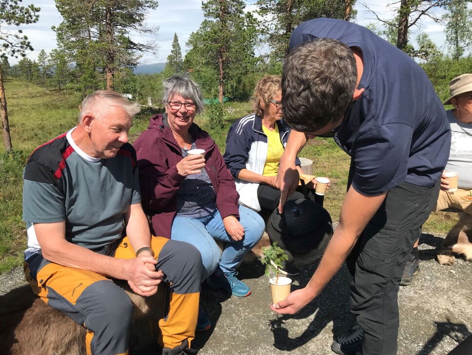 Kaffe fra svartkjel med eier i tuten.