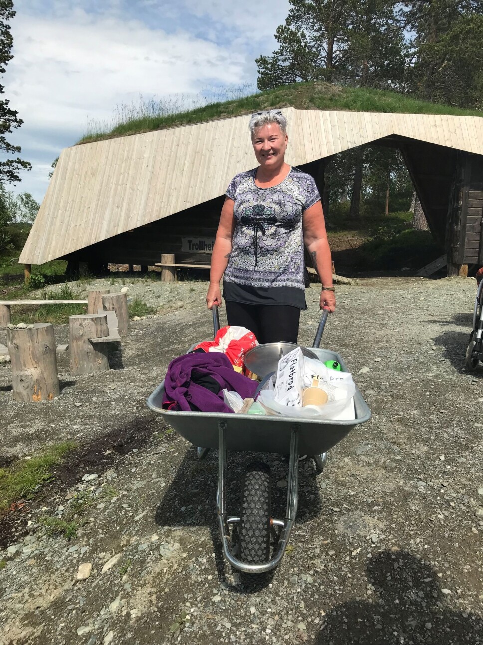 Takk for nå! Britt kjører maten innover på trillebår. Så triller hun restene med tilbake. Hun er ei kjempeflink 'kokarkjerring'.