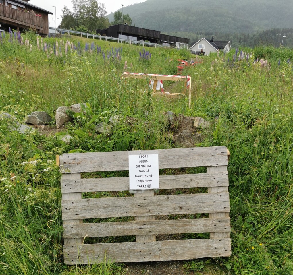Gerald Grewe beklager at ordlyden på det første skiltet som ble satt opp ble feil. Han understreker at ingen gjennomgang gjelder både turgåere og campingens egne gjester, og var rask med å skifte ut det første skiltet, da han skjønte at det kunne misforstås. Gerald Grewe beklager at ordlyden på det første skiltet som ble satt opp ble feil. Han understreker at ingen gjennomgang gjelder både turgåere og campingens egne gjester, og var rask med å skifte ut det første skiltet, da han skjønte at det kunne misforstås.