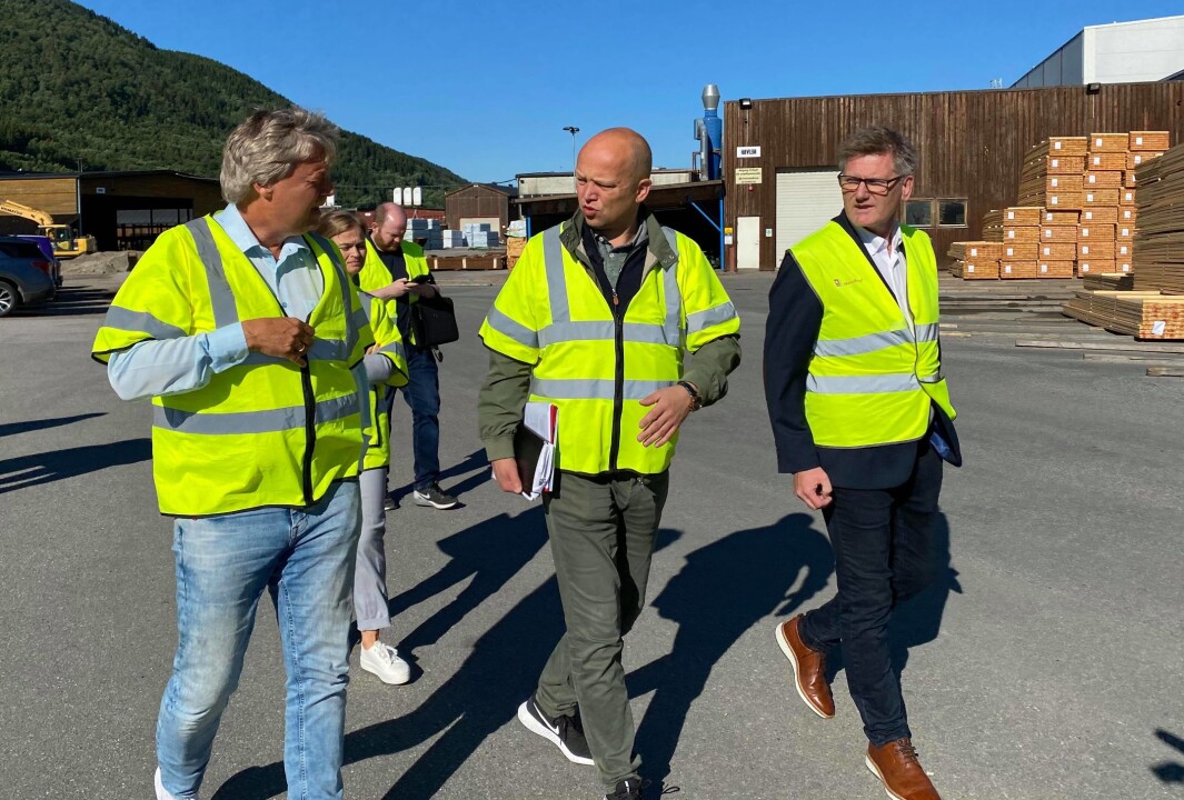 Fra venstre: Konsernsjef i Talgø, Terje Talgø, Trygve Slagsvold Vedum (Sp) , Salgs- og markedssjef i Talgø, Bjørn Hauglann. Bak skimtes ordfører i Surnadal, Margrete Svinvik (Sp) Fra venstre: Konsernsjef i Talgø, Terje Talgø, Trygve Slagsvold Vedum (Sp) , Salgs- og markedssjef i Talgø, Bjørn Hauglann. Bak skimtes ordfører i Surnadal, Margrete Svinvik (Sp)