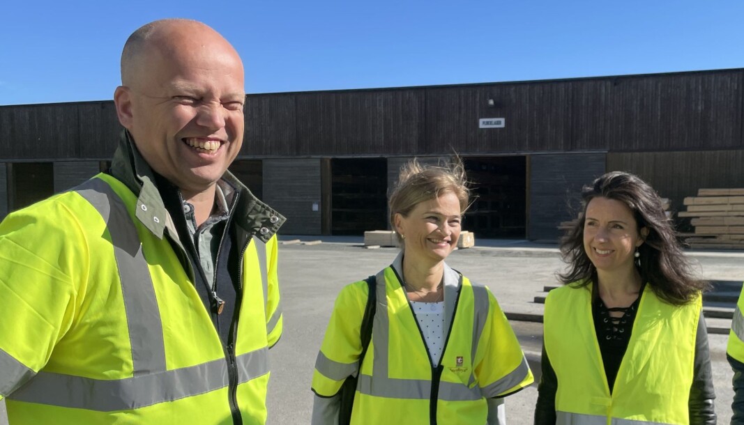 Sp-partileder Trygve Slagsvold Vedum, ordfører i Surnadal, Margrethe Svinvik og stortingsrepresentant Jenny Klinge har grunn til å smile etter at forhåndsstemmene i Rindal og Surnadal er talt opp. Sp-partileder Trygve Slagsvold Vedum, ordfører i Surnadal, Margrethe Svinvik og stortingsrepresentant Jenny Klinge har grunn til å smile etter at forhåndsstemmene i Rindal og Surnadal er talt opp.