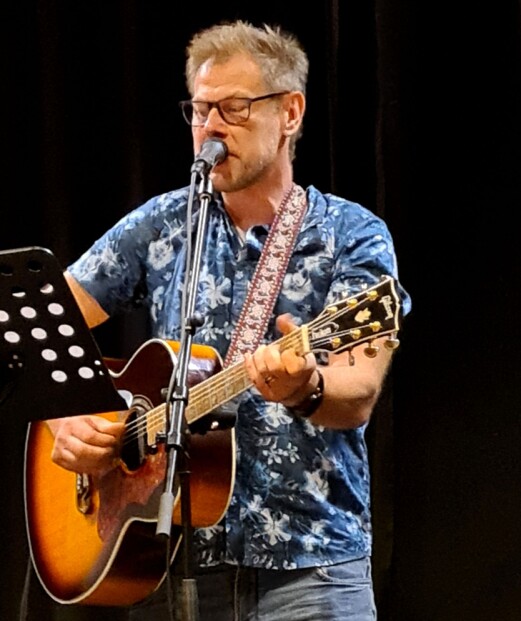 Karstein Mauset song og spelte gitar. Karstein Mauset song og spelte gitar.