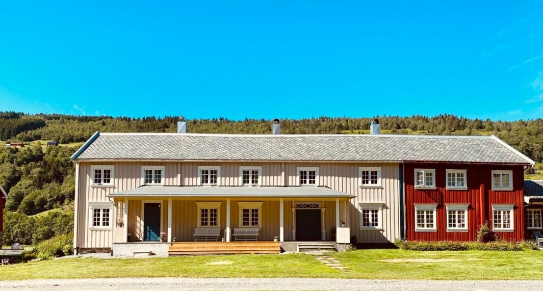 Børset Austigard med verandaen på plass igjen! Børset Austigard med verandaen på plass igjen!