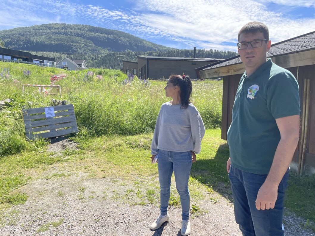 Her står det mye omtalte skiltet - mellom to av campingplassens hytter opp mot Moabrekka. Her står det mye omtalte skiltet - mellom to av campingplassens hytter opp mot Moabrekka.