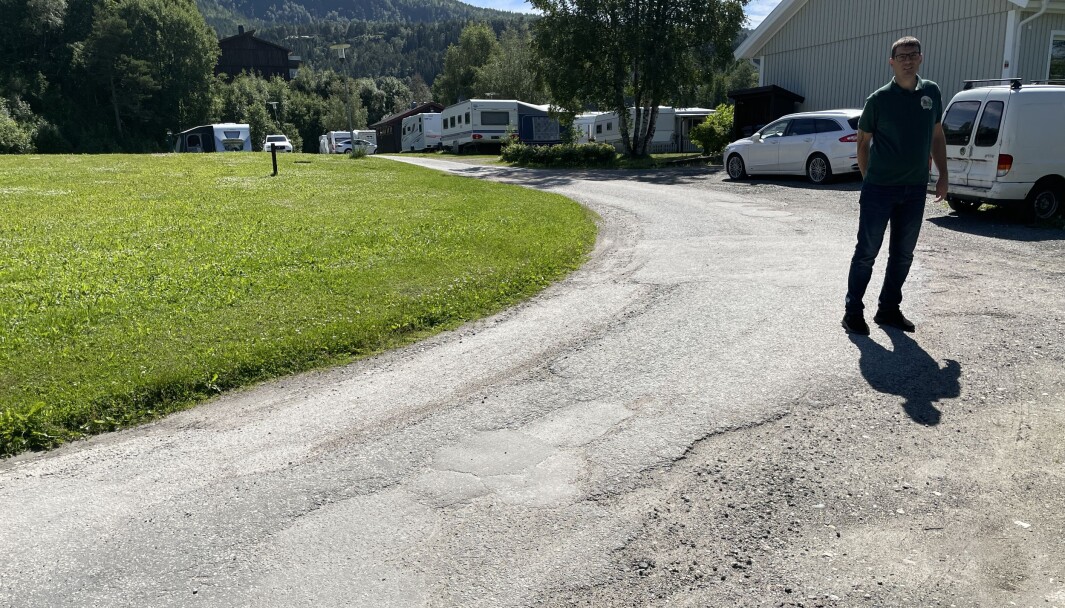 Her møtes veistrekningene Surnadal kommune og Surnadal Camping Brekkøya eier. Kommunen eier fra Øye-brua og langs elva, til pumpehuset (til høyre for høyre bildekant), mens Gerald Grewe campingplassen eier delen som går videre opp i retning Moabrekka. Her møtes veistrekningene Surnadal kommune og Surnadal Camping Brekkøya eier. Kommunen eier fra Øye-brua og langs elva, til pumpehuset (til høyre for høyre bildekant), mens Gerald Grewe campingplassen eier delen som går videre opp i retning Moabrekka.