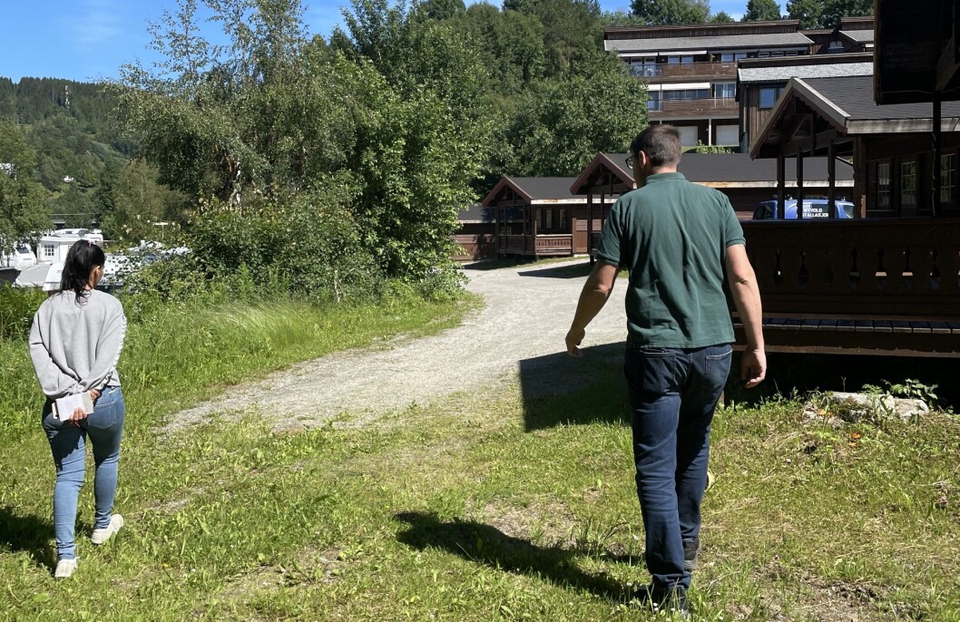 Den aktuelle veien går like ved- og mellom både hytteverandaer, campingvogner og bobiler. Den aktuelle veien går like ved- og mellom både hytteverandaer, campingvogner og bobiler.