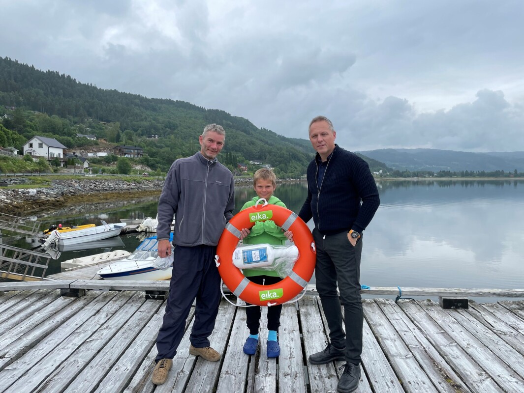 Øyvind Dannevig, sønnen Oskar Andre og Steinar Aasbø. Oskar Andre fikk en liten innføring i bruk av redningsbøye, og er klar for innsats om noen skulle falle i vannet! Øyvind Dannevig, sønnen Oskar Andre og Steinar Aasbø. Oskar Andre fikk en liten innføring i bruk av redningsbøye, og er klar for innsats om noen skulle falle i vannet!