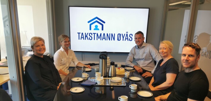 Statusen som miljøfyrtåenbedrift feires med kake. Rundt bordet, med klokka: Mette Helen Mikkelsen, ordfører Margrethe Svinvik, Nils Håvar Øyås, Bodil Gjeldnes og Odd Helge Haugen Statusen som miljøfyrtåenbedrift feires med kake. Rundt bordet, med klokka: Mette Helen Mikkelsen, ordfører Margrethe Svinvik, Nils Håvar Øyås, Bodil Gjeldnes og Odd Helge Haugen