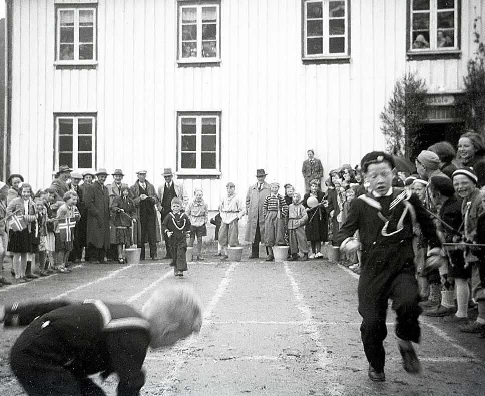 Blir tema: Bøfjorden har mista skulen sin. Men mykje liv knyter seg for eksempel til Gammelskulen, som vart bygd for 150 år sidan. Her potetløp ein 17. mai på 1950-talet.