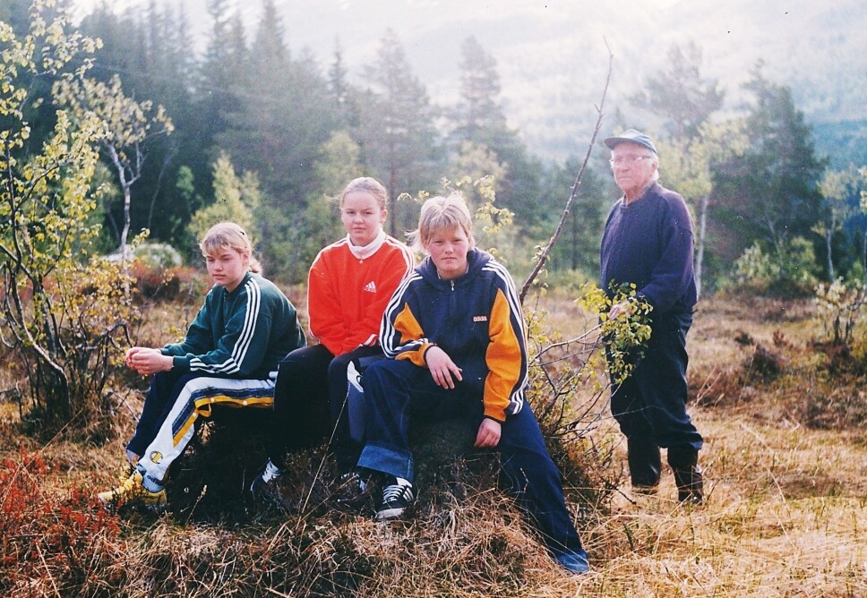 Blir tema: Hans Nielsen Hauge (250 års-jubilant i år) møtte gjetartausa i Sollia her på Snømyra, fortalte Jonas Settemsdal i 1998 til skuleelevane Silje Bøe (frå venstre), Torbjørg Rosvoll og Ida Elisabeth Dønheim.