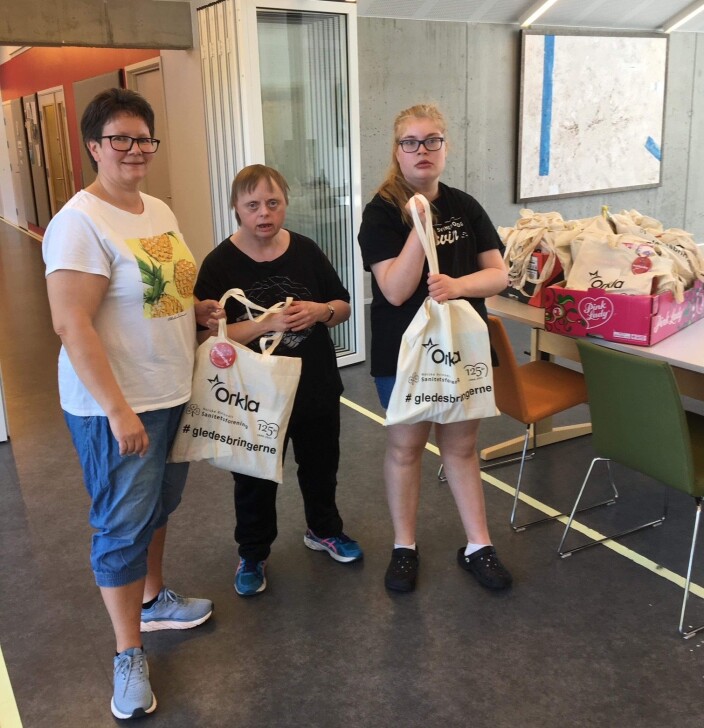 Tove Helgetun og Frida Lesund tar vel i mot gaveposene fra saniteten. Click to add image caption Tove Helgetun og Frida Lesund tar vel i mot gaveposene fra saniteten. Click to add image caption