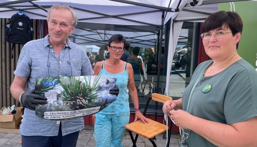 Baard Gåsvand og Aud Lillegård fikk, på vegne av turstigruppa i Rindal IL, utdelt en sjekk på kr. 3000,- fra ordfører Vibeke Langli og Rindal kommune. Baard Gåsvand og Aud Lillegård fikk, på vegne av turstigruppa i Rindal IL, utdelt en sjekk på kr. 3000,- fra ordfører Vibeke Langli og Rindal kommune.