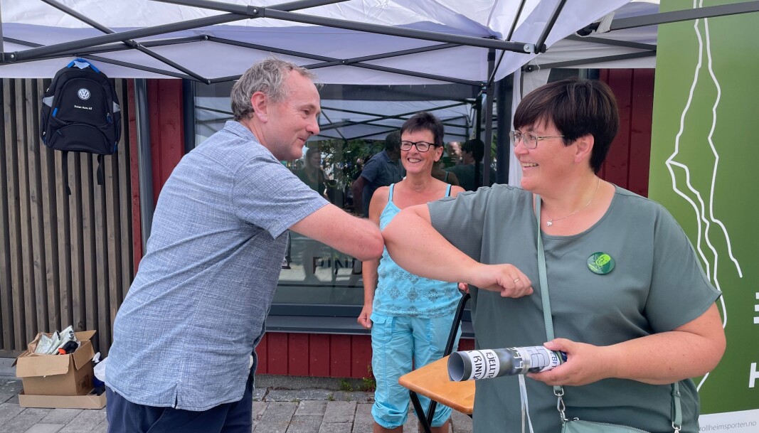 Baard Gåsvand og ordfører Vibeke Langli med koronavennlig hilsen, med Aud Lillegård bak. Baard Gåsvand og ordfører Vibeke Langli med koronavennlig hilsen, med Aud Lillegård bak.