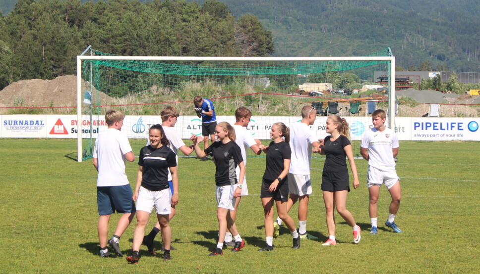 Det takkes for kampen etter finalen i åpen/aktiv mellom Farlig Tversover BK og Damærne 2.0.