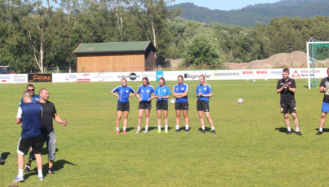 Under premieutdelingen for klasse venner/familie. Godfoten FK i blått. Under premieutdelingen for klasse venner/familie. Godfoten FK i blått.