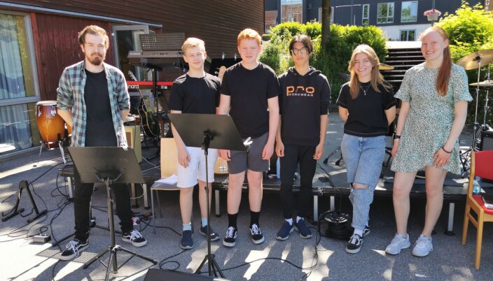 Jernmangel med lærer Gard R. Nødset: Martin Phil Strand, Sigve Holten, Jo Lasse Bøe, Mette Madaus og Johanne Holten Jernmangel med lærer Gard R. Nødset: Martin Phil Strand, Sigve Holten, Jo Lasse Bøe, Mette Madaus og Johanne Holten