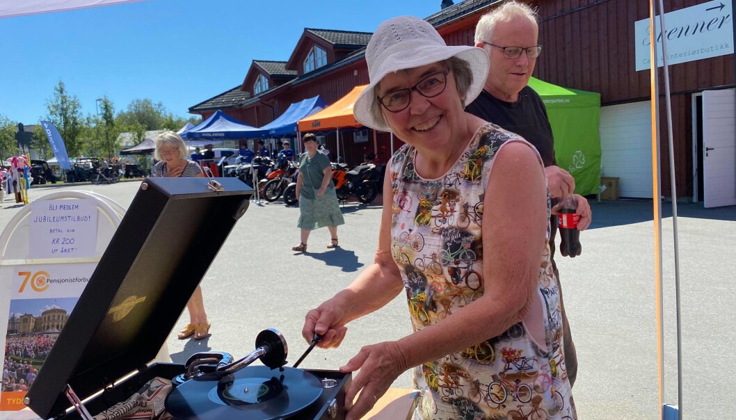 Helene Nergård spiller en låt fra grammofonen Helene Nergård spiller en låt fra grammofonen
