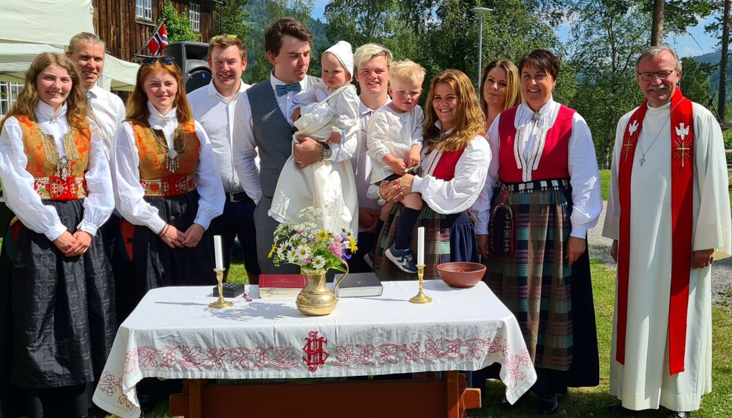 Jonas Flåtten Tiseth med fadrar og familie Jonas Flåtten Tiseth med fadrar og familie