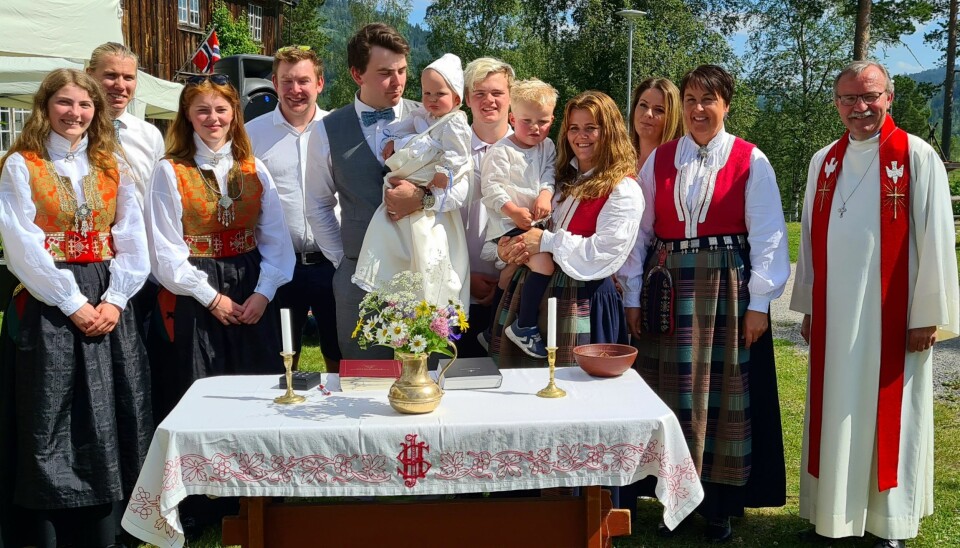 Jonas Flåtten Tiseth med fadrar og familie
