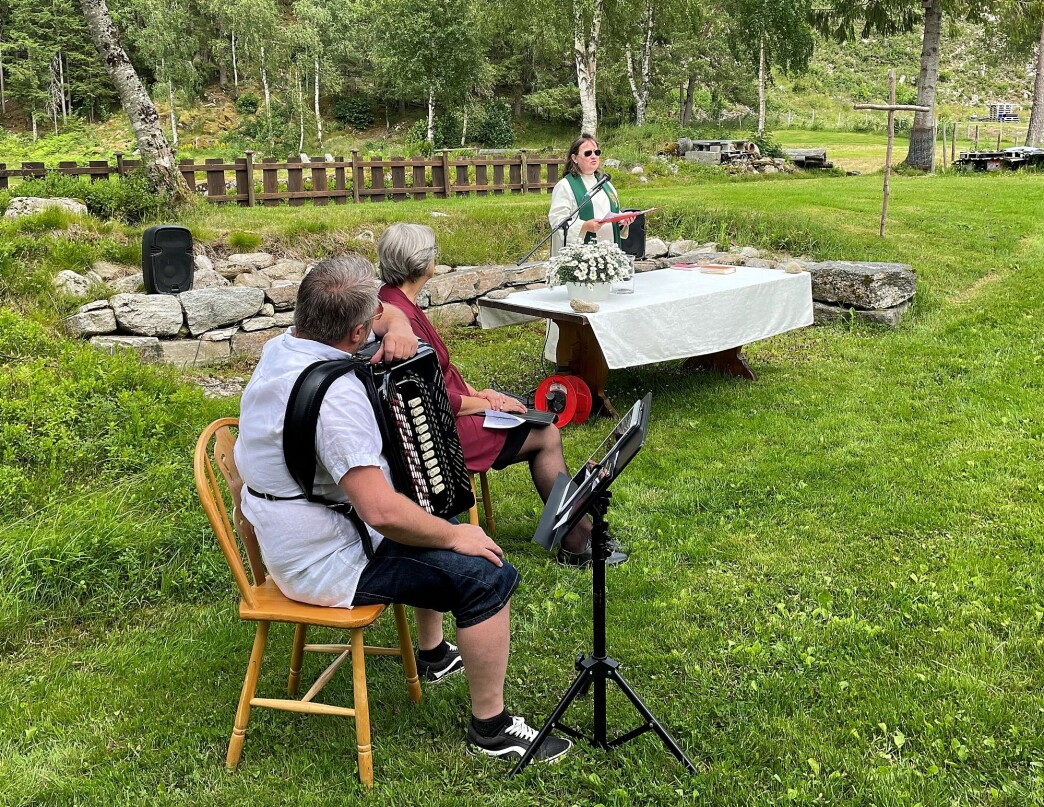 Musikar Ronny Kjøsen, klokkar Randi Bøe og prest Cathrine Grutle hadde kvar sine roller i utegudstenesta. Musikar Ronny Kjøsen, klokkar Randi Bøe og prest Cathrine Grutle hadde kvar sine roller i utegudstenesta.