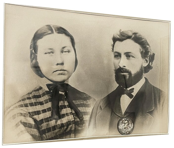 Nybyggjarane: Tomine (f. Vullum; 1845-1928) og Martinus Sollid (1842-1926) dyrka innmark, reiste bygningane på nye tufter og moderniserte husdyrstellet. Nybyggjarane: Tomine (f. Vullum; 1845-1928) og Martinus Sollid (1842-1926) dyrka innmark, reiste bygningane på nye tufter og moderniserte husdyrstellet.