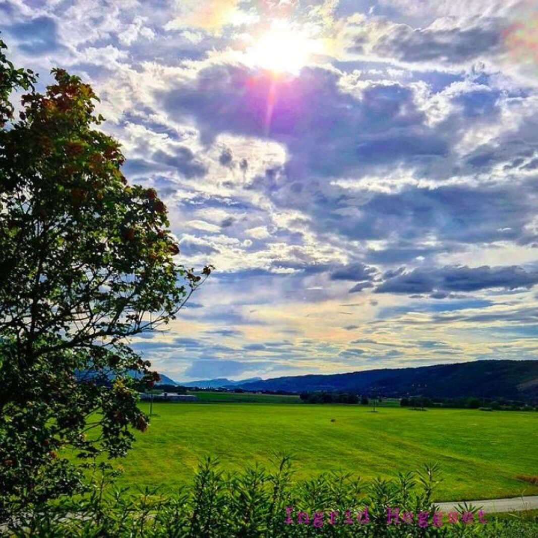 Det var både sol og skyer i kveld. Det var både sol og skyer i kveld.