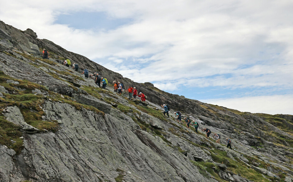 På vei fra gruveområdet til toppen på Hjelmkona. Bratt fjellside, men tørt og fint å gå oppover.
