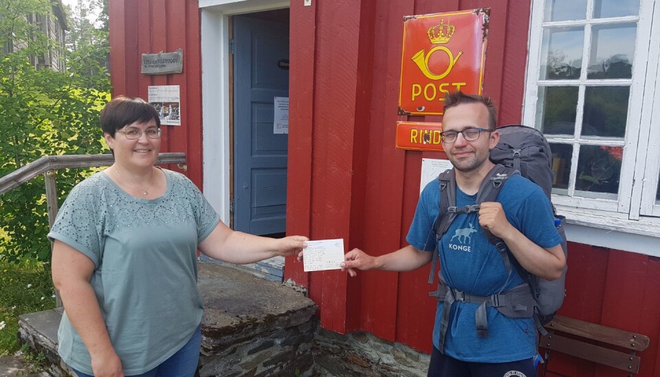 Ordfører i Rindal, Vibeke Langli, får overrakt brev av Mads Heggen, som besøkte kommunen da han gikk 'Den Trondhjemske postveg' fra Bergen til Trondheim.