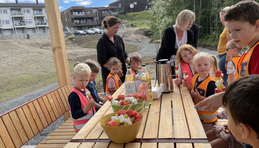 Etter ein runde med leiking vart det matpause i den nye pergolaen ved leikeplassen. Etter ein runde med leiking vart det matpause i den nye pergolaen ved leikeplassen.