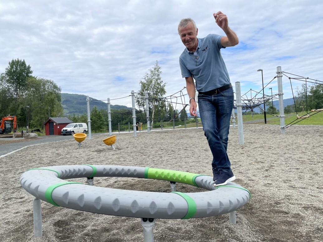 ...og litt større. Teknisk sjef i Surnadal kommune, Olav Rønning, måtte bortpå og teste eitt av dei nye apparata litt, han og. ...og litt større. Teknisk sjef i Surnadal kommune, Olav Rønning, måtte bortpå og teste eitt av dei nye apparata litt, han og.