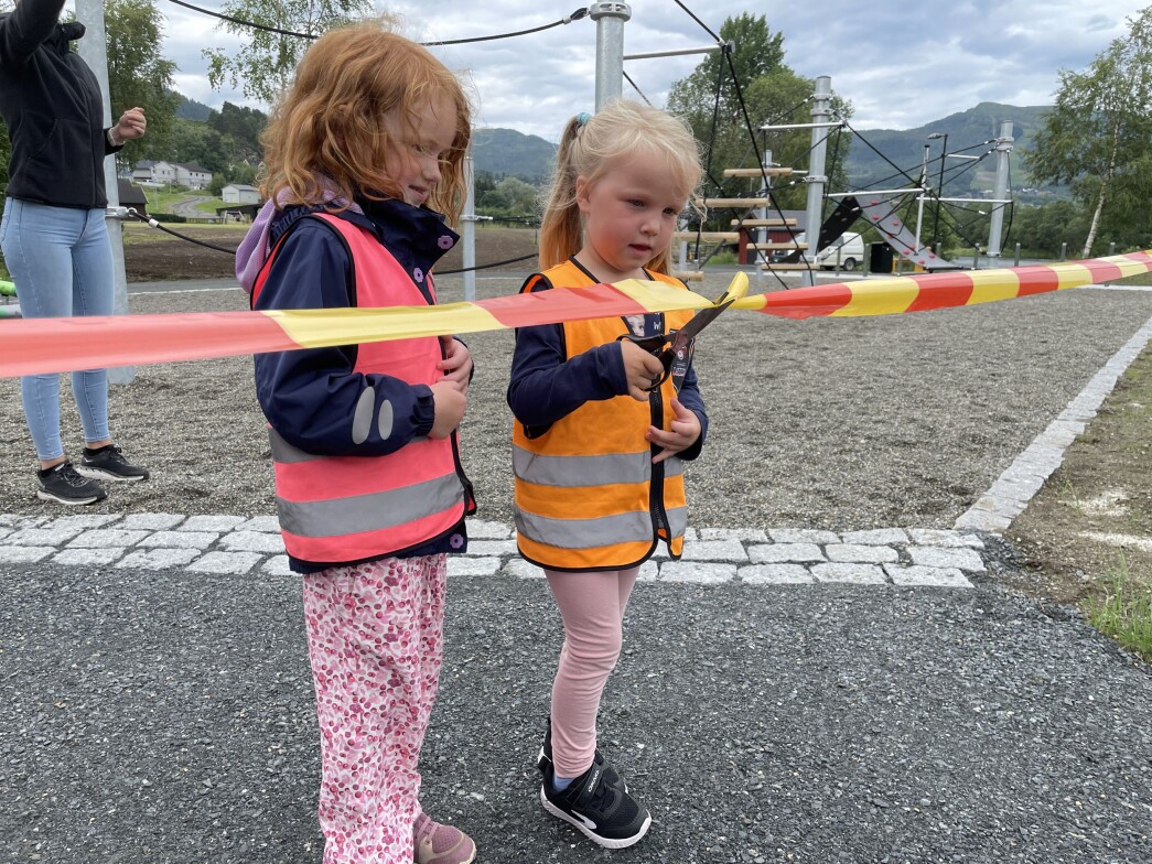 Ingrid Grytskog Snekvik og Julie Søyseth Svensli ordnar med snorklipping. Ingrid Grytskog Snekvik og Julie Søyseth Svensli ordnar med snorklipping.