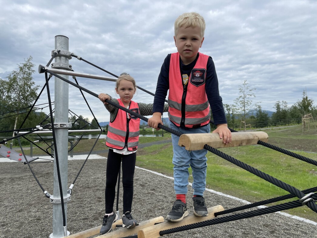 Tuva Hansen og Patrick Heggem Schei tykte det var stor stas med ny leikeplass. Tuva Hansen og Patrick Heggem Schei tykte det var stor stas med ny leikeplass.