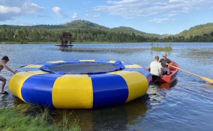 Trampolina er blåst opp og taues ut på vannnet. Trampolina er blåst opp og taues ut på vannnet.