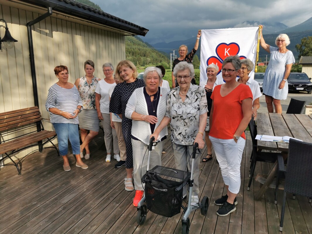 Fra foran fra venstre: Solveig Haglund, Maren Ansnes, foreningens eldste medlem, Jenny Kvendset som blir 100 år i høst og Helga Bele. Fra foran fra venstre: Solveig Haglund, Maren Ansnes, foreningens eldste medlem, Jenny Kvendset som blir 100 år i høst og Helga Bele.