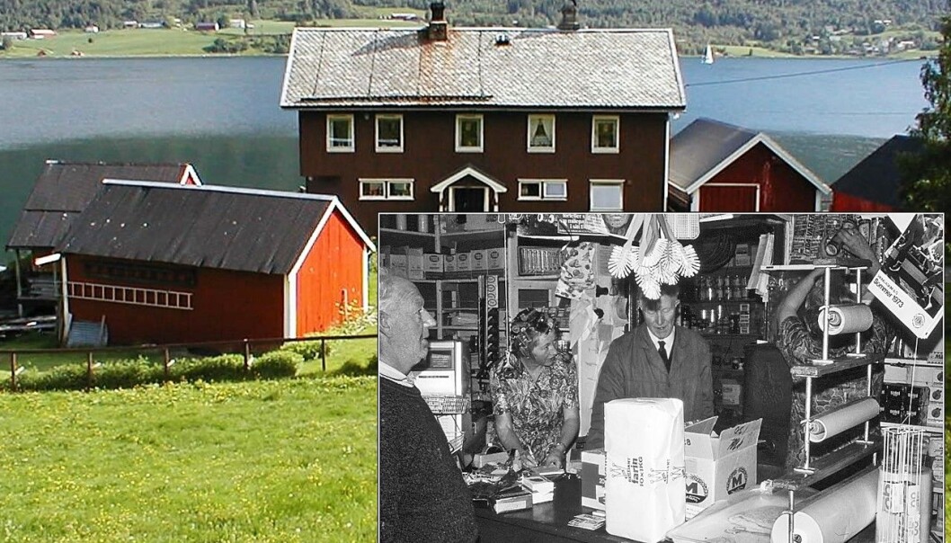 Skrøvsetvika: Knutepunkt med handel, dampskipsanløp, buss og post. Innfelt: Siste dag på Orsetbua – 1973. Hermann Bekken (frå v.), Valborg Orset, Anton Orset og Karen Orset. Skrøvsetvika: Knutepunkt med handel, dampskipsanløp, buss og post. Innfelt: Siste dag på Orsetbua – 1973. Hermann Bekken (frå v.), Valborg Orset, Anton Orset og Karen Orset.