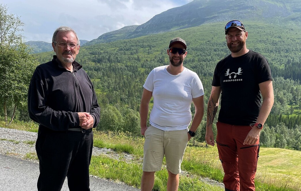 Åstad: Bernt Bøe (frå venstre), John Petter Mellingen og Jon Inge Vik med Hjelmen og marka i bakgrunnen, der Tølløv skaut Mannbjønnen Åstad: Bernt Bøe (frå venstre), John Petter Mellingen og Jon Inge Vik med Hjelmen og marka i bakgrunnen, der Tølløv skaut Mannbjønnen